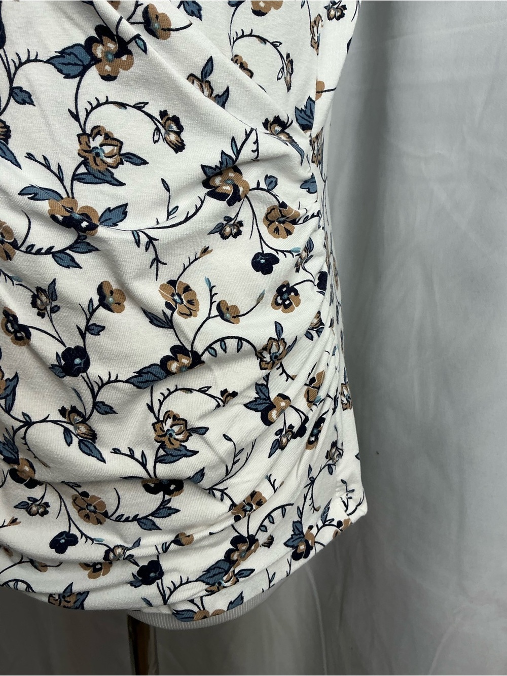 2292 - Ann Taylor White Floral Wrap-Style Sleeveless Camisole - Picture 7 of 8